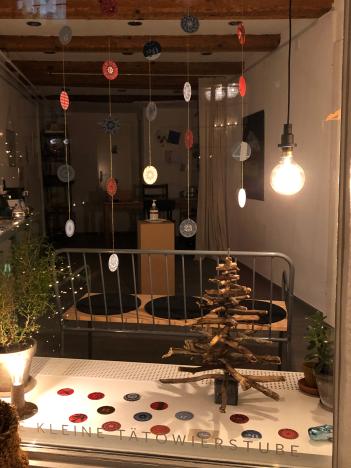 X-Baum als schlichte weihnachtliche Schaufenster-Dekoration