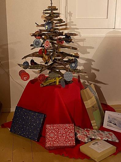 Der kleine X-Baum mit X-Tiketten geschmückte